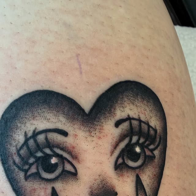 Fine-Line-Tattoo in Herzform mit Augen, gestochen in der Tattoo Kajüte Flensburg