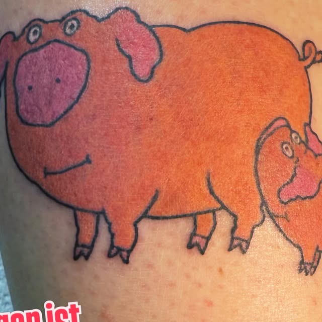 Buntes Cartoon-Tattoo einer Schweinefamilie, Arbeit aus der Tattoo Kajüte Flensburg